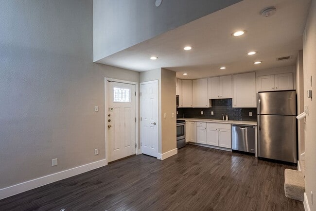 Building Photo - 935 La Posada Dr