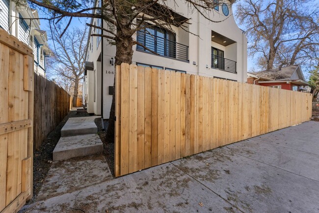 Building Photo - 5 Bed, 5 Bath home in South Park Hill