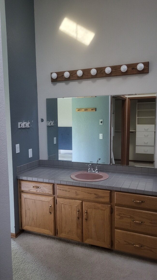 Foto del edificio - 3827 Nassau Ave NE