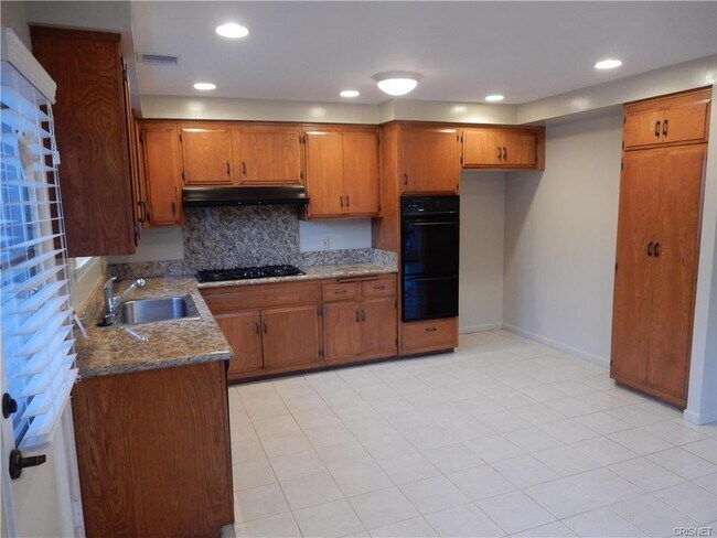 Foto del edificio - 22523 Bassett St