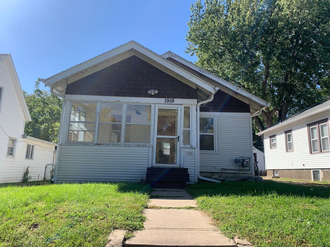 Primary Photo - 4 BR/2 BATH HOUSE NEAR AUGUSTANA & USF W/ ...