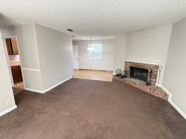 Building Photo - South Nashville home w/ fenced yard and shed!