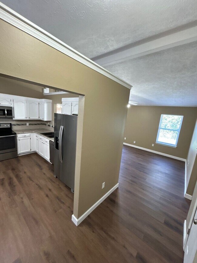 Building Photo - Welcome to your new home in Lafayette with 3 bedrooms and 2 bathrooms