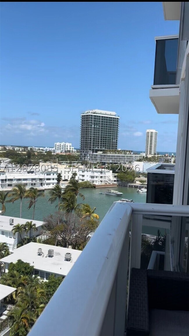 Foto del edificio - 900 Bay Dr E