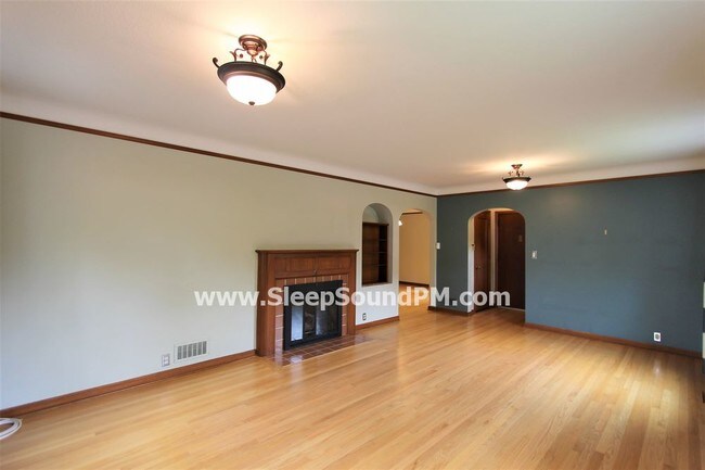 Building Photo - Stunning Southeast Four Bedroom Available Now