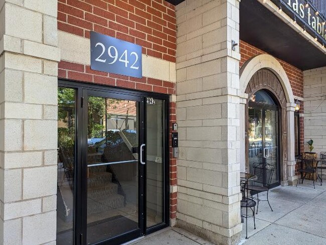 Building Photo - 2942 N Lincoln Ave
