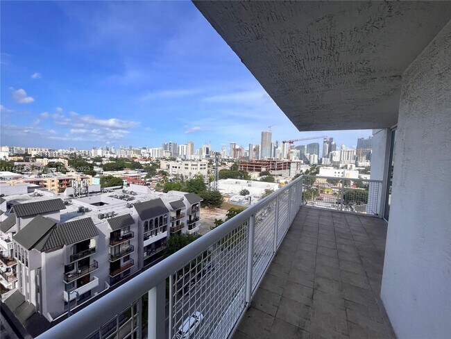 Foto del edificio - 900 SW 8th St