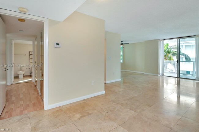 Building Photo - 3 br, 2 bath House - 5900 Collins Ave Apt 408