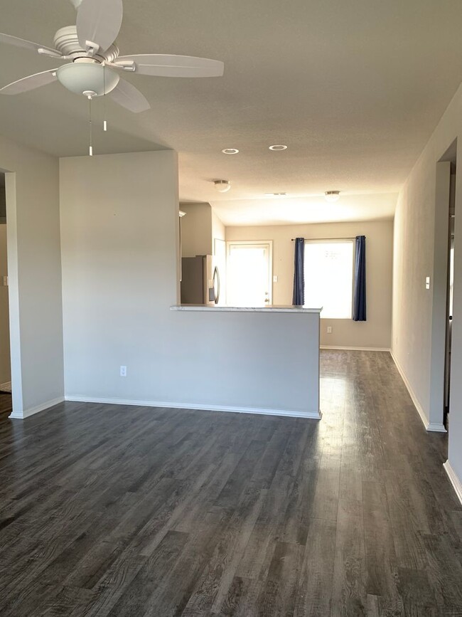 Building Photo - 3 bed 2 bath-Valley View-2 Car Garage
