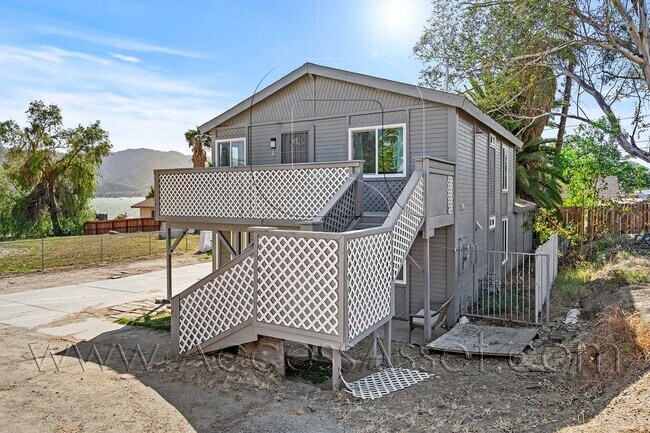 Building Photo - Charming Upstairs 2 Bed/1 Bath Unit With Front Lake View!