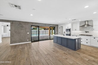 Building Photo - 301 E Royal Palm Rd