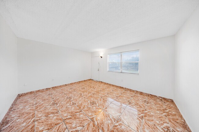 Foto del edificio - 301 NW 177th St