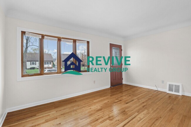 Foto del edificio - 9725 Fox Ave