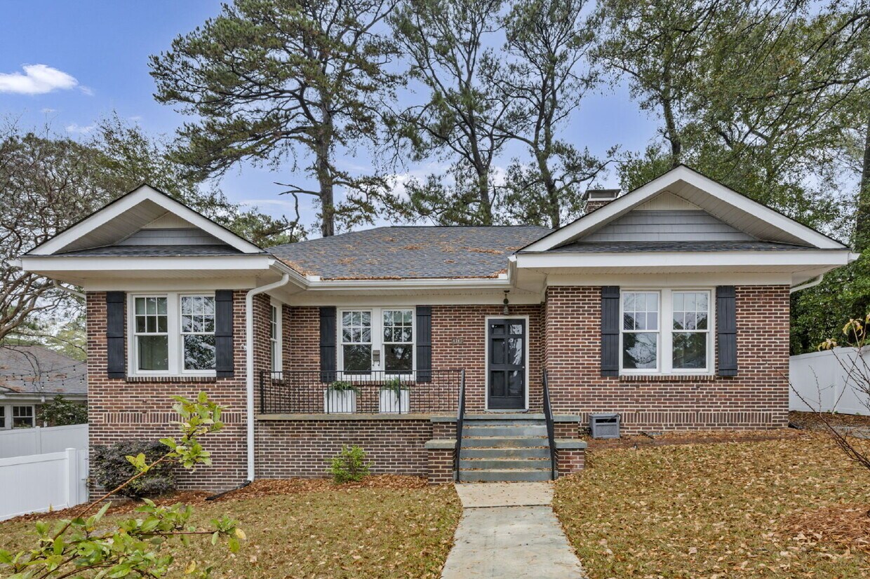 Foto principal - Updated Brick Home with Spacious Layout and Fully Fenced Corner Lot Near USC