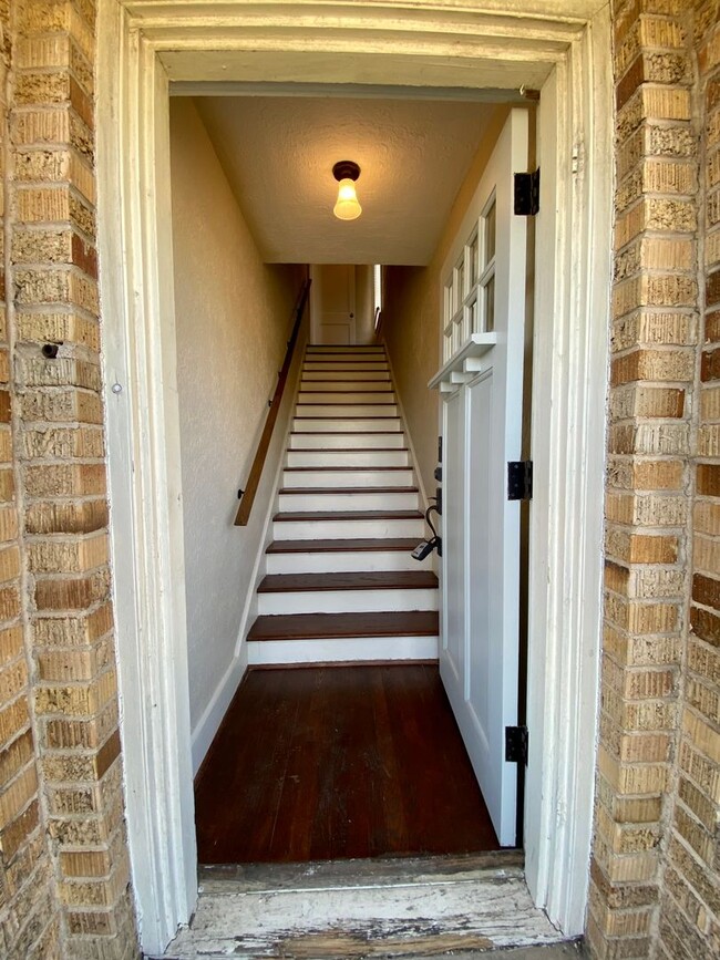 Building Photo - 2 bed/1 bath Duplex Overlooking Dallas Sky...