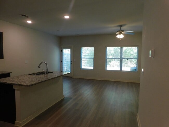 Foto del edificio - 672 The Heights Ln