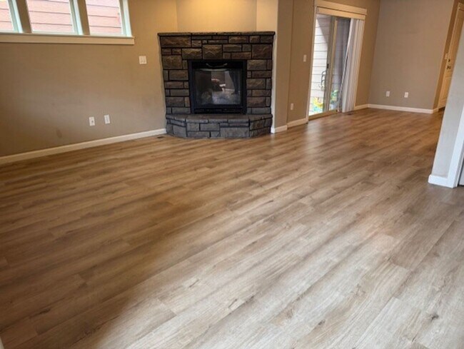Foto del edificio - MOVE IN SPECIAL $500 OFF FIRST MONTH RENT ...