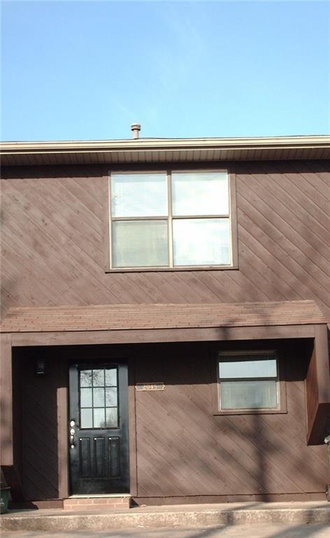 Primary Photo - 2047 E Oaks Dr