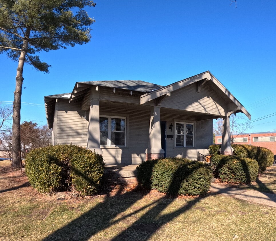 Primary Photo - 409 E Booneslick Rd