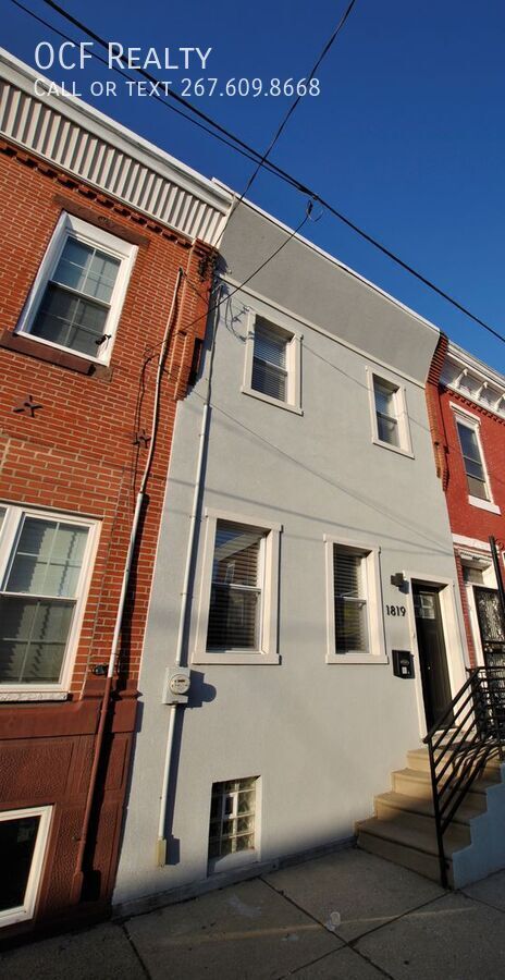Building Photo - Three Bed Newbold Townhome