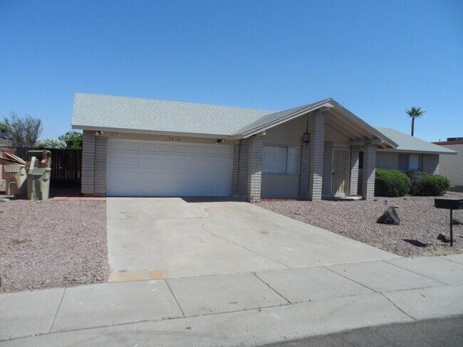 Building Photo - 3 Bedroom Glendale Home Pool Service Inclu...