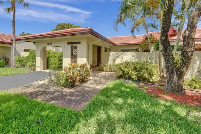 Building Photo - 8511 Casa Del Lago