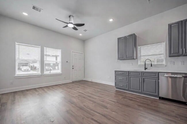 Building Photo - 7993 Attwater St