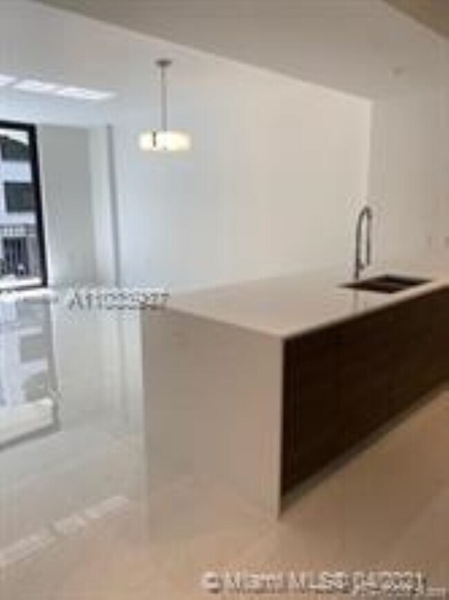 Foto del edificio - 301 Altara Ave