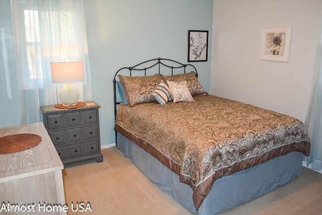Building Photo - 3 br, 1.5 bath Townhome - 10** Coppens Rd