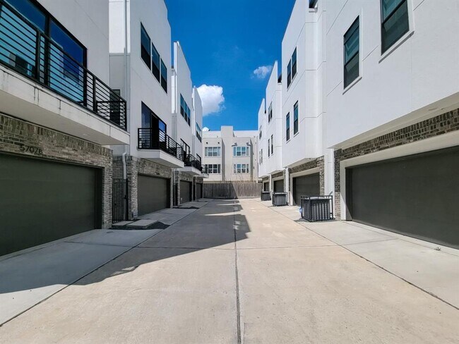 Foto del edificio - 5709A Larkin St