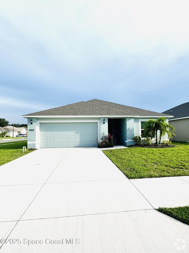 Building Photo - 1066 Dania Cir