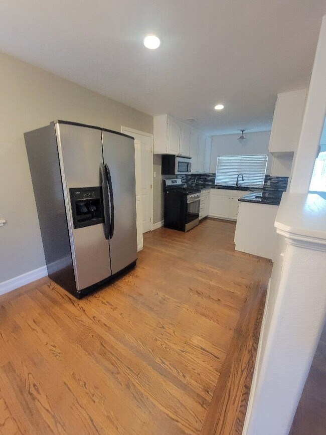 Foto del edificio - "Charming 3-Bed, 1.5-Bath home