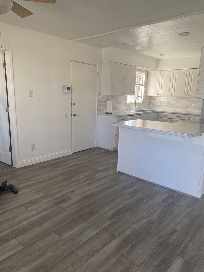 Foto del edificio - Sweet 4 bd, 2 bath, 2+car garage near MidTown