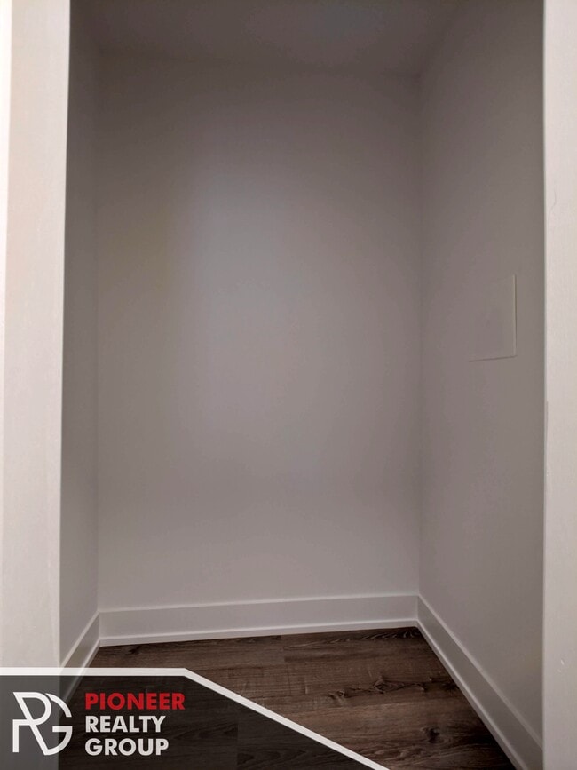 Building Photo - 437 W Belden Ave