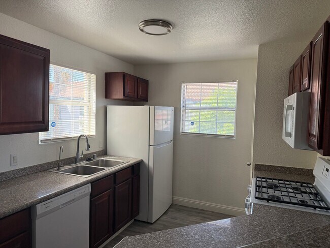 Foto del edificio - Beautiful 2-Bedroom Condo with Fireplace & Community Pool Near Cheyenne Freeway