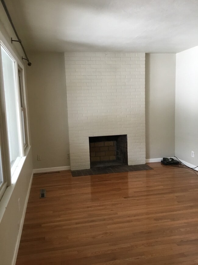 Building Photo - 4 bedroom home close to UNR