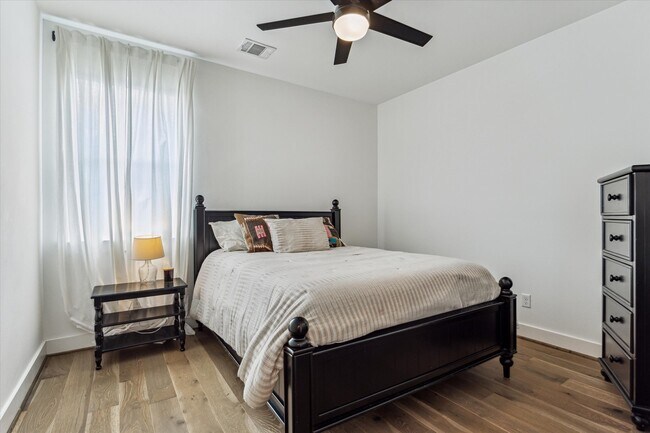 Foto del edificio - 810 E 39th St