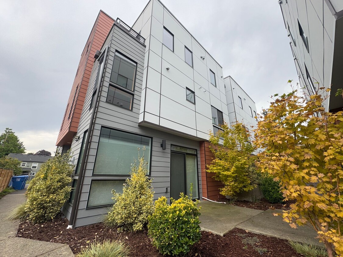 Primary Photo - Luxury Townhouse in South Park