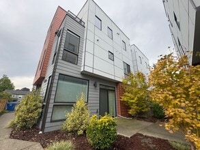 Building Photo - Luxury Townhouse in South Park