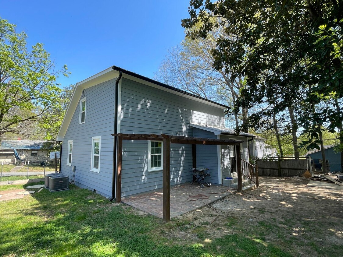 Foto del edificio - Walk to UNC campus! Newly Updated 4br 4ba ...