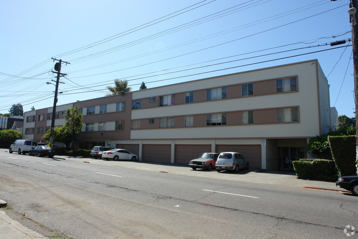 Building Photo - Americana Apartments