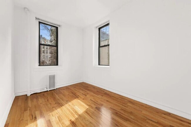 Building Photo - Recently Renovated---Modern Living