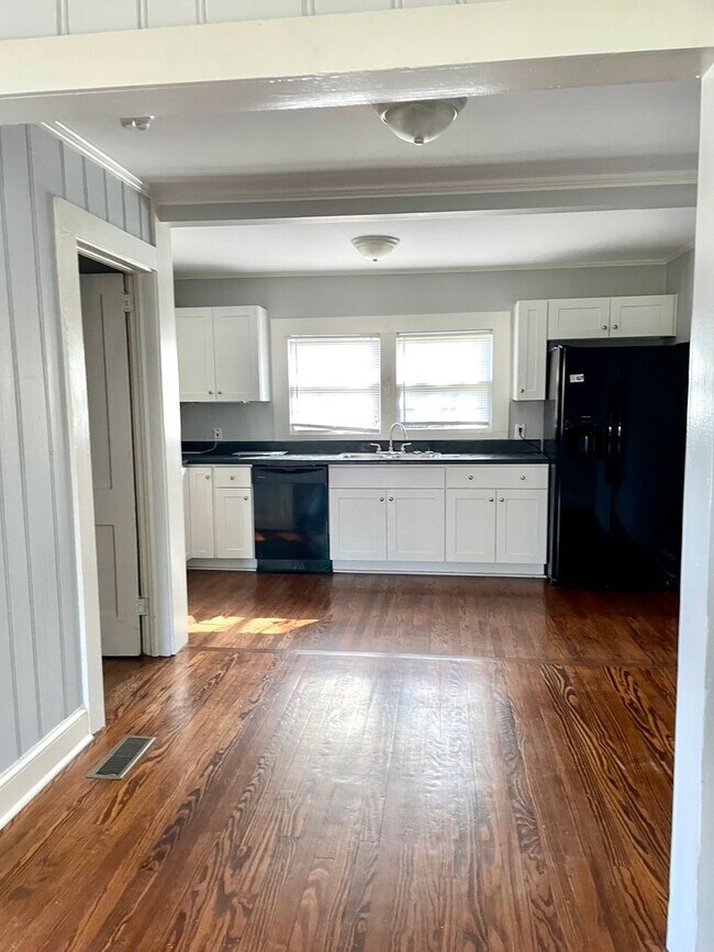 Building Photo - Adorable Bungalow with 2BR/1BR located in ...