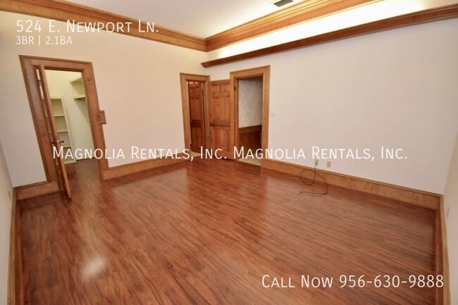Building Photo - 524 E Newport Ln