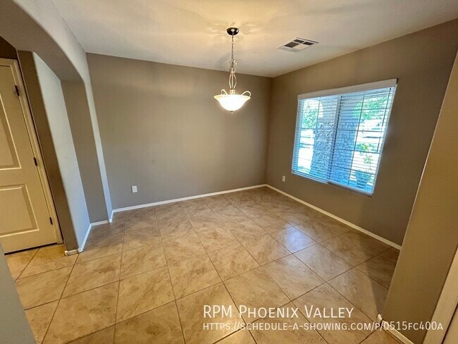 Building Photo - 4 Bed / 2 Bath Single Level Phoenix Home