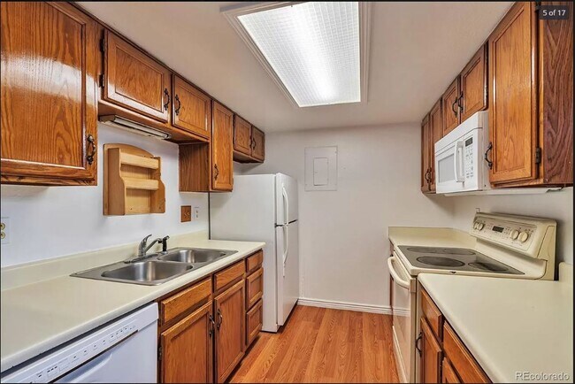 Foto del edificio - 942 S Walden St