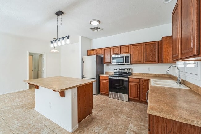 Building Photo - 1268 E Birdland Dr