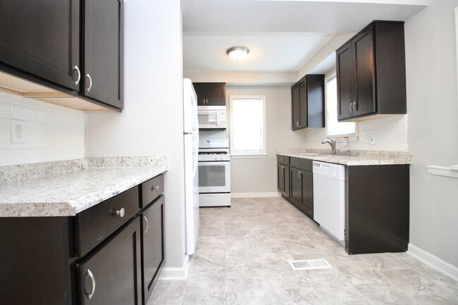 Building Photo - Single Family Home 3  beds 1 .5 bath FOR RENT!