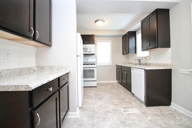 Foto del edificio - Single Family Home 3  beds 1 .5 bath FOR RENT!