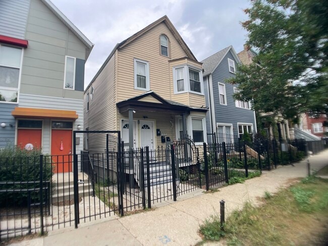 Building Photo - 3572 W Dickens Ave